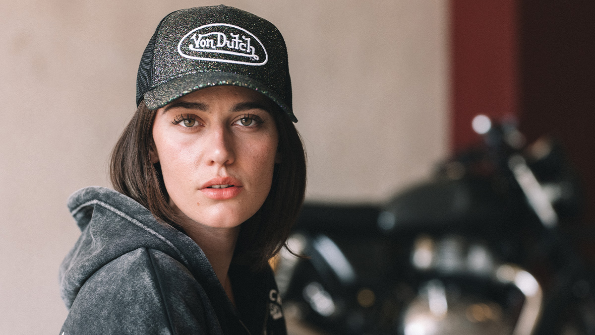 Femmes portant des casquettes von dutch